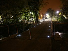Solarstrassenbolzen auf Verkehr beruhigender Insel